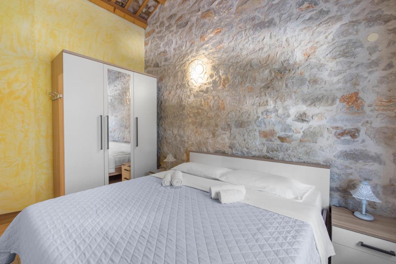 Antonci  Villa Antonci-18, Pool, 3 Houses, Jacuzzi, Private Territory מראה חיצוני תמונה